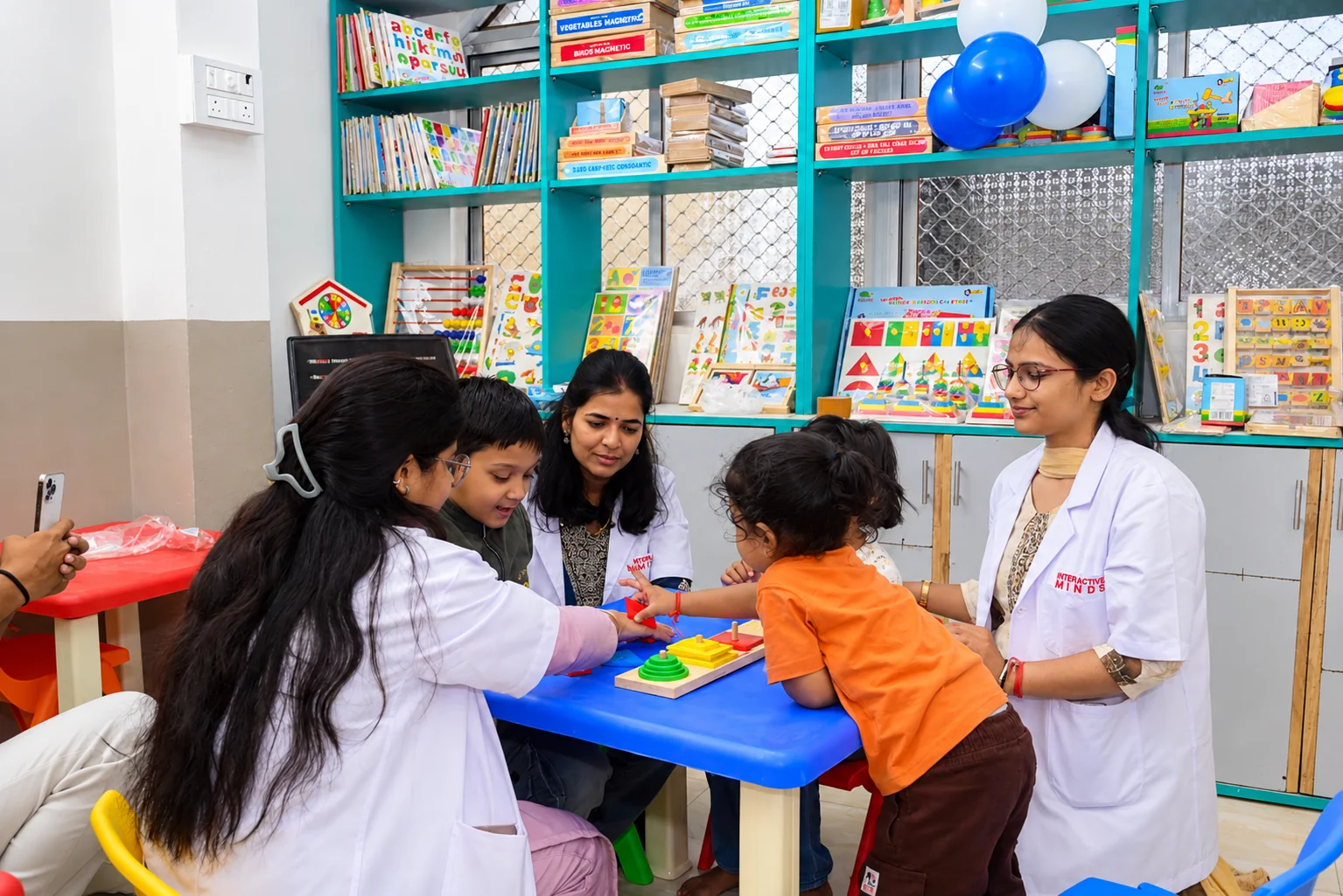 Interactive Minds developmental clinicians and therapists working with children in a supportive clinical environment