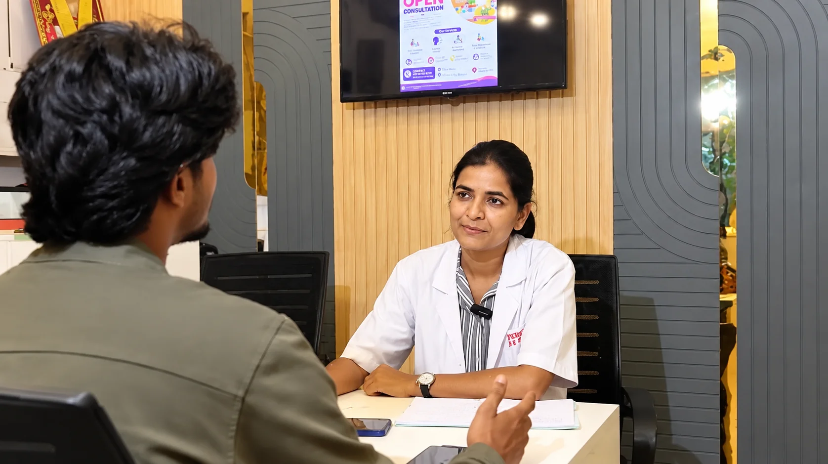 Interactive Minds developmental clinician conducting a clinical consultation with client